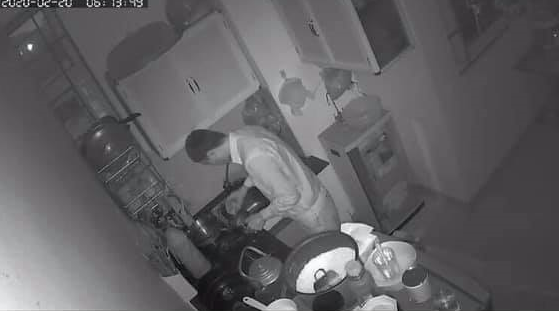 Sợ vợ con thức giấc, ông bố trẻ dậy sớm làm việc nhà trong bóng tối khiến chị em 'thổn thức'